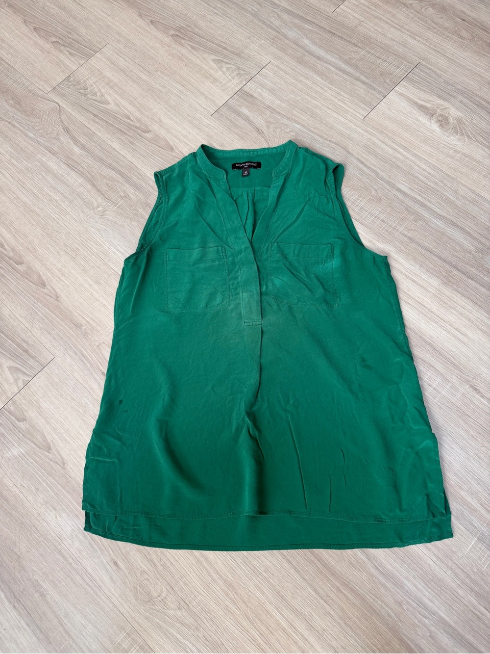 Banana Republic 100% Silk Green Sleeveless Blouse M Utility Pocket